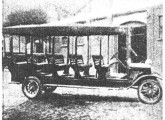Com o aumento da demanda por transporte urbano, também aumentava o tamanho dos veículos: Ford T com cinco fileiras de bancos, para 20 passageiros.