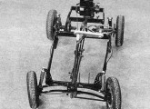 Este era o leve chassi do Gurgel II, com motor de um cilindro de fabricação própria; note a inútil (e ilegal) invenção: um volante de direção que, mediante a articulação central, podia ser utilizado de qualquer lado do carro (fonte: 4 Rodas).