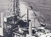 Dois dos dez guindastes Herberto Ramos instalados em 1975 em plataformas de petróleo da Petrobrás.