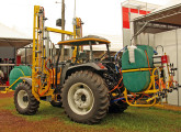 Pulverizador HerbiPlus G2 para cana-de-açúcar, montado sobre trator Valtra, exposto no Agrishow 2008 (foto: LEXICAR).