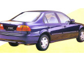 Embora moderno tecnologicamente, o primeiro Civic nacional ainda tinha estilo bastante conservador; a imagem é do modelo 1999.