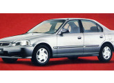 Civic 1999: note a grade mais larga e o novo formato dos faróis.