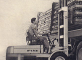 Em 1959 foram fabricadas as primeiras empilhadeiras da marca Hyster no Brasil; a família era composta por três modelos acionados por motores Continental de quatro cilindros e 52 cv; a fotografia é de uma propaganda de 1967.