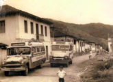 À esquerda, Chevrolet nacional com carroceria Gevasco fotografado nos anos 60 em Marliéria (MG); ao seu lado um Chevrolet importado com carroceria GM (fonte: Joase Batista da Silva / onibusbrasil).