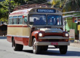 Perfeitamente restaurado, o carro anterior circulava em 2017 por Cachoeira de Macacu (RJ) (foto: Luan Costa / onibusbrasil).