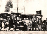 Dois dos primeiros carros da Empresa de Ônibus Guarulhos, de Guarulhos (SP); em primeiro plano um Grassi-GMG 1927 (fonte: portal saopauloantiga). 