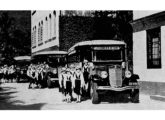 À frente, dois International com carroceria Grassi dedicados ao transporte de alunas do Colégio Sion, no Rio de Janeiro (RJ), em 1935.