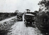 Dois ônibus com carroceria aberta Grassi (um Ford, à esquerda, e um Chevrolet) cumprindo a ligação entre São João da Barra (RJ) e a praia de Atafona, em 1929 (fonte: Automóvel-Club).