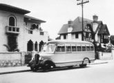 Talvez o mesmo ônibus, visto por outro ângulo.