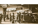 O Grassi-Thornycroft recebendo passageiros no ponto final de São Paulo, em 1938, antes de iniciar mais uma viagem para Santos (fonte: site classicalbuses).