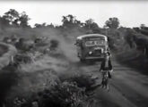 O Magirus da imagem anterior na estrada de acesso a Maringá (PR) na segunda metade da década de 50; à esquerda, a linha férrea (fonte: Ivonaldo Holanda de Almeida / maringahistorica).