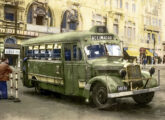 Ônibus Grassi com mecânica não identificada, provavelmente de origem europeia, circulando pela praça da Sé, no centro de São Paulo (SP), nos anos 40 (fonte: Wagner Jorge / Saudade Sampa).