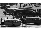 Em imagem de 1940, o terminal urbano da Praça da Sé com três ônibus paulistanos com carroceria Grassi (foto: Hildegard Rosenthal; fonte: Instituto Moreira Sales / diariodotransporte).