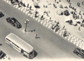 Detalhe de cartão postal da década de 30 mostrando inusitado ângulo de um ônibus Grassi trafegando pela Avenida Atlântica, em Copacabana, Rio de Janeiro (fonte: Ivonaldo Holanda de Almeida).