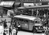 Também na Praça da Sé, no mesmo ano, um urbano Grassi em chassi Mercedes-Benz alemão (foto: Hildegard Rosenthal; fonte: Instituto Moreira Sales / diariodotransporte).