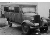 Chevrolet 1934 da Empresa Cruz de Transportes, operadora que atendia a região de Araraquara (SP); nota-se que, em paralelo com suas modernas carrocerias rodoviárias, a Grassi continuava a fornecer ônibus de modelos da década anterior (fonte: Setpesp).