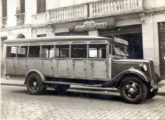 Ford 1936 com carroceria aberta, pertencente à Auto Viação Americana, de Louveira (SP) (fonte Setpesp).