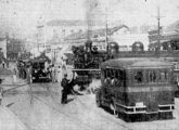 Ônibus Grassi aguardando a travessia de locomotiva a vapor em antiga passagem de nível no bairro de Madureira (Rio de Janeiro, RJ), em janeiro de 1940 (foto: A Noite; fonte: Madureira: Ontem & Hoje).