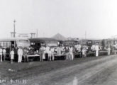 Fotografia retratando diversos ônibus rodoviários que serviam Londrina (PR) em 1935; à esquerda, um Grassi em chassi alemão Magirus (fonte: portal historiadelondrina).