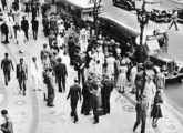 Ônibus International no transporte público carioca em 1936; a foto foi tomada na Avenida Rio Branco, no Centro da cidade.