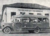 Ford 1938-39 que realizava a ligação entre Patos de Minas e Araxá, via Catiara (MG); a foto é de agosto de 1944 (fonte: Ivonaldo Holanda de Almeida / efecadepatos).