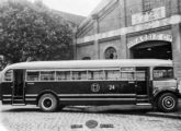 Ônibus urbano "Camões", em 1948, na única fotografia conhecida tomada diante da fábrica da Grassi; o carro compunha uma grande frota embarcada para o Rio de Janeiro (RJ), então Capital da República.