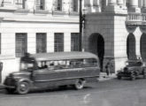 Ônibus Ford 1940 no transporte urbano de São Paulo (SP); a imagem foi retirada de um postal da Faculdade de Direito da USP. 