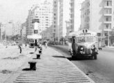 Outro Ford-Grassi da mesma época, este em detalhe de cartão postal da Avenida Atlântica, Rio de Janeiro (RJ).