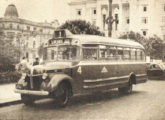 Ford 1940-41 do Expresso Brasileiro atendendo à ligação rodoviária entre São Paulo e São Vicente (SP) (fonte: Silvino Bittencourt / onibusnostalgia). 