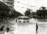 Nesta fotografia de janeiro de 1942 um ônibus Grassi enfrenta uma das tradicionais cheias anuais da Praça da Bandeira , no Rio de Janeiro (RJ); tinha chassi provavelmente britânico.