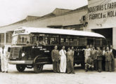 Ônibus sobre chassi de caminhão médio supostamente aplicado na ligação rodoviária entre o Rio de Janeiro, São Paulo e Curitiba; o veículo pertencia à misteriosa empresa S.A.N.T.A. - Sociedade Nacional de Transportes Aéreos; se desconhece a motivação da fotografia, tomada diante da fábrica de molas Fabrini, em São Paulo (SP).