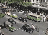 Chevrolet com carroceria Grassi, em meados dos anos 40 operando no transporte público do Rio de Janeiro (RJ) - na ocasião circulando pela avenida Rio Branco, no Centro da cidade.