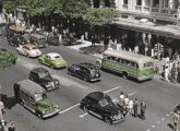 Chevrolet com carroceria Grassi, em meados dos anos 40 operando no transporte público do Rio de Janeiro (RJ) - na ocasião circulando pela avenida Rio Branco, no Centro da cidade.