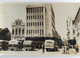 Dois ônibus Grassi (primeiro e terceiro a partir da direita) em cartão postal de Florianópolis (SC), mostrando a Praça da Alfândega e, ao fundo, a igreja do Rosário e de São Benedito (fonte: Ivonaldo Holanda de Almeida).