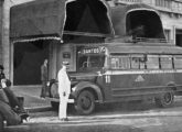 Fundado em 1941, o Expresso Brasileiro iniciou suas operações praticando a rota São Paulo-Santos com veículos como este - um Chevrolet do mesmo ano.