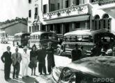 Três Chevrolet-Grassi do Expresso Brasileiro na cerimônia de inauguração da linha Santos-São Paulo-Serra Negra, em abril de 1943 (fonte: Ivonaldo Holanda de Almeida / Expresso Brasileiro Histórico / FGV-CPDOC).