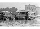 À esquerda, um lotação Volvo-Grassi enfrenta enchente na Praça da Bandeira, no Rio de Janeiro (RJ), em 1961 (fonte: Marcelo Prazs).