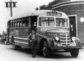 Chassi norte-americano Federal do final dos anos 40 operando no transporte urbano de Curitiba (PR); a fotografia é de 1955 (fonte: portal curitibaantiga).