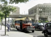 Ford-Grassi 1946 fotografado no Vale do Anhangabaú, São Paulo (SP), no início dos anos 50 (fonte: portal São Paulo em Fotos).