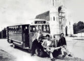 Ford-Grassi agregado ao transporte urbano de Curitiba (PR) diante da paróquia Bom Jesus do Cabral (fonte: Vald Assunção / Edson Silva).