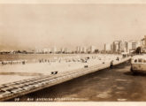 A traseira de um Grassi urbano aparece neste postal da Praia de Copacabana, provavelmente do início da década de 40 (fonte: Ivonaldo Holanda de Almeida).