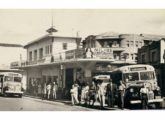 Três lotações Grassi estacionados na antiga estação rodoviária de Ponta Grossa (PR), nos anos 50, dois deles identificáveis (e>d) - um Studebaker e um Dodge, ambos da segunda metade da década de 40 (fonte: Ricardo Demetrechen / onibusbrasil).  