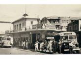 Três lotações Grassi estacionados na antiga estação rodoviária de Ponta Grossa (PR), nos anos 50, dois deles identificáveis (e>d) - um Studebaker e um Dodge, ambos da segunda metade da década de 40 (fonte: Ricardo Demetrechen / onibusbrasil).  