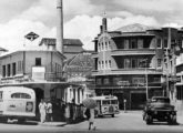 Outra fotografia do mesmo terminal paranaense, com um Grassi à esquerda e um ônibus de fabricante não identificado - eventualmente importado - ao fundo. 