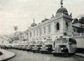Frota de Ford 1946 encarroçada pela Grassi (à exceção do Caio na extrema direita), alocada ao transporte urbano de Petrópolis (RJ) (fonte: Automóveis & Acessórios).