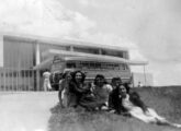 Fotografia de grupo de amigos desfrutando de passeio à Pampulha, em Belo Horizonte (MG), no final dos anos 40 (fonte: Fotos Antigas de Belo Horizonte).