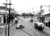 Ônibus Grassi circula pelo largo do Cambuci, São Paulo (SP), em 1950.