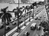 Dois ônibus Grassi - um em cada pista - trafegam pela praia do Flamengo, Rio de Janeiro (RJ), no início da década de 50 (fonte: portal Rio das Antigas).