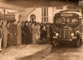 Caminhão International 1948 com carroceria Grassi praticando a ligação Rio-Petrópolis, fotografado em 1950 na antiga estação rodoviária do Rio de Janeiro (RJ) (fonte: Marcelo Prazs / Arquivo Nacional).