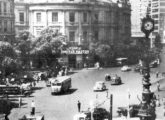 Ônibus semelhante circulando pelo Largo da Carioca, no Centro do Rio de Janeiro (RJ), em 1955 (fonte: Roberto Tumminelli).